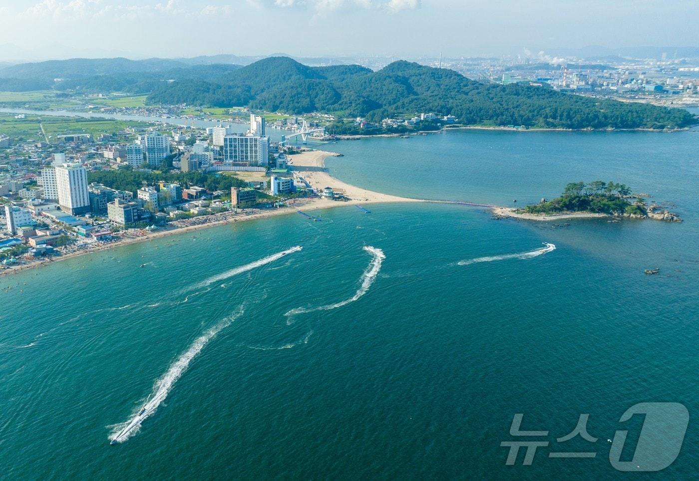 ‘울주 10경’으로  선정된 진하해수욕장과 명선도.