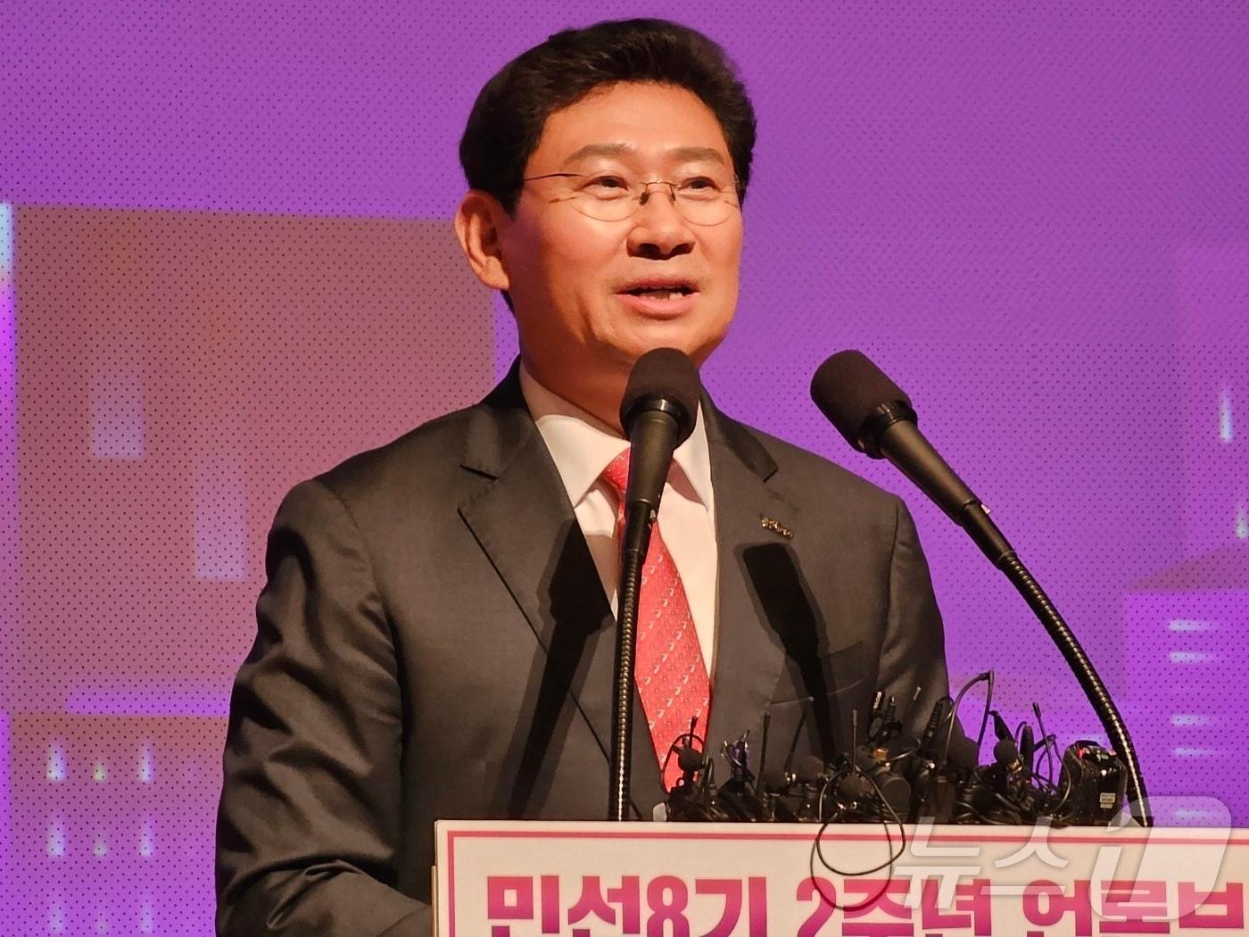 이상일 용인시장이 11일 경기도 용인시청에서 가진 취임 2주년 언론 브리핑에서 지난 2년간의 성과와 광역시급 도시를 목표로 하는 공간계획 수립 등 시의 장기 발전 계획을 소개하고 있다. 2024.7.11/뉴스1 ⓒ News1 김평석 기자