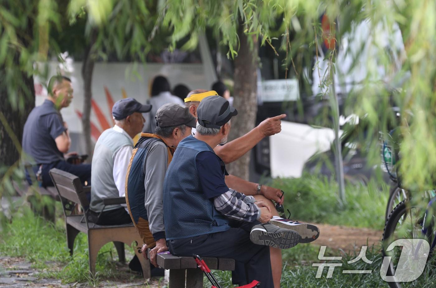 경기 수원시의 한 공원에서 어르신들이 담소를 나누고 있다. 2024.7.11/뉴스1 ⓒ News1 김영운 기자