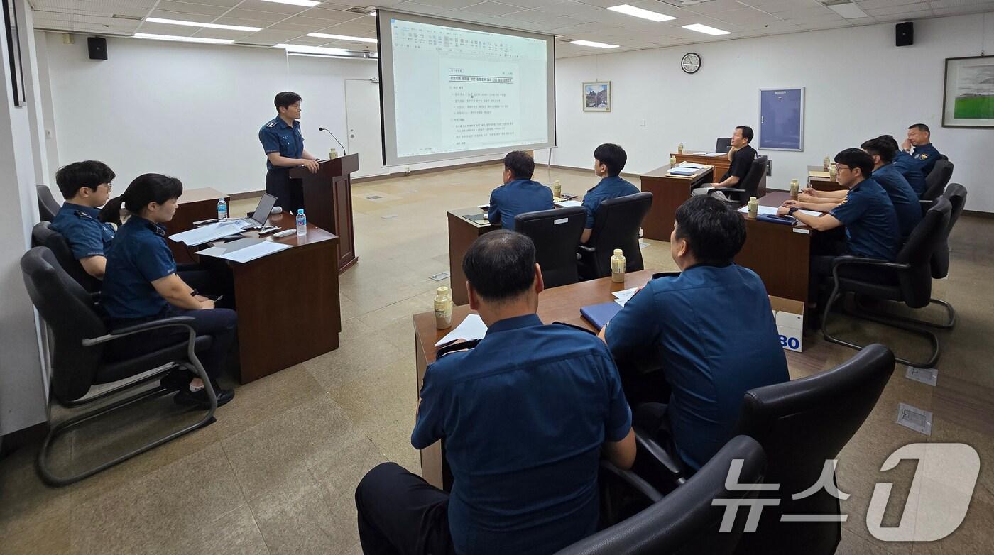 광주경찰청은 11일 어등홀에서 &#39;집중 호우 대비, 긴급 점검·대책회의&#39;를 실시하고 있다. &#40;광주경찰청 제공&#41;2024.7.11/뉴스1 