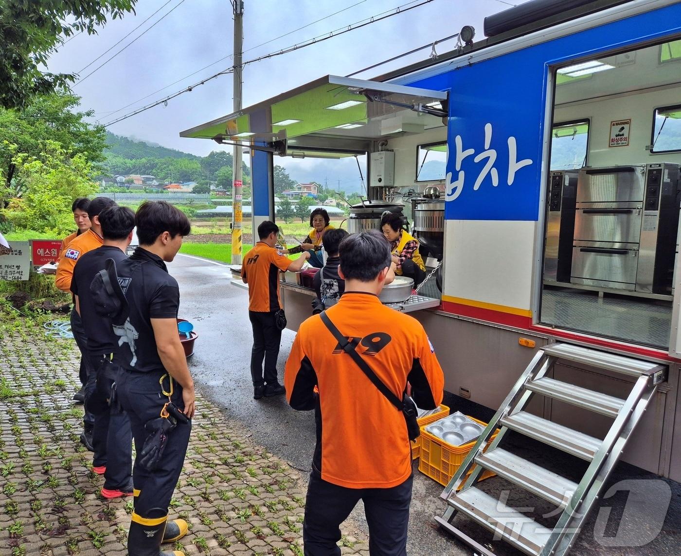 충북적십자 파견 인원들이 영동군 심천면 실종자 수색작업 인원들에 조식과 중식을 지원했다&#40;충북적십자 제공&#41;.2024.7.11/뉴스1 