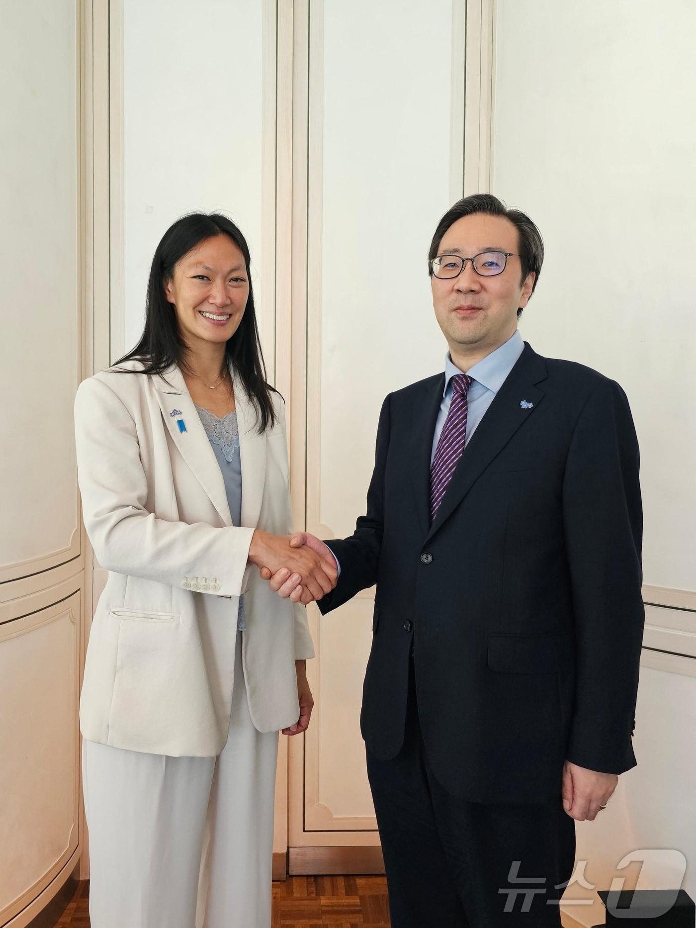 이준일 한반도정책국장이 11일 오후 방한 중인 줄리 터너 미국 국무부 북한인권특사를 면담했다. &#40;외교부 제공&#41; 