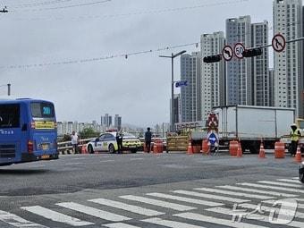 11일 폭우로 침하한 대전 중구 유등교 일대에서 경찰이 차량 운행을 통제하고 있다. &#40;대전경찰청 제공&#41; 2024.7.11/뉴스1 