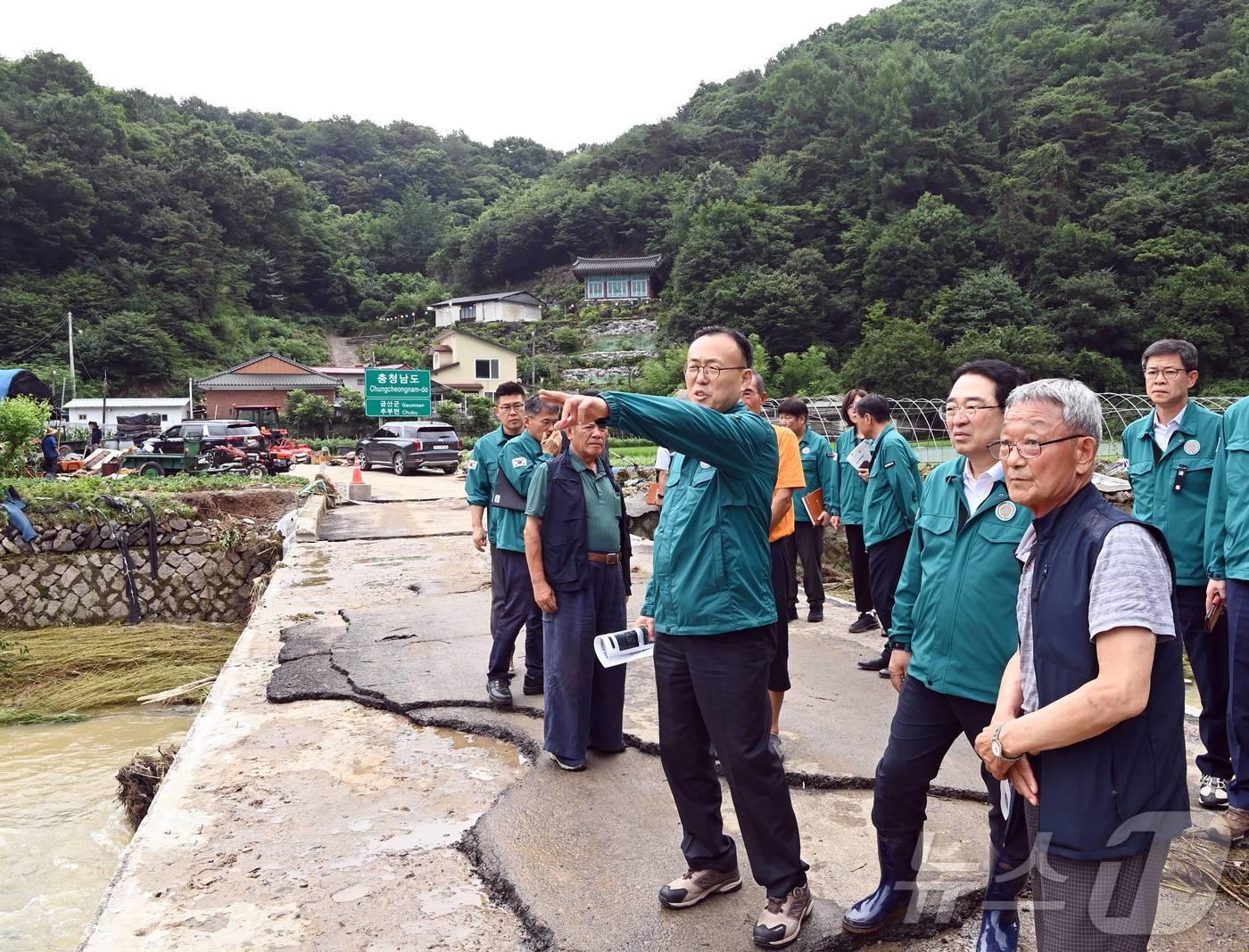 이한경 행정안전부 재난안전관리본부장이 11일 집중호우로 피해를 입은 충북 옥천군 군서면 지경소 마을침수 피해현장을 방문해 응급복구 현장점검하고 있다. &#40;행정안전부 제공&#41; 2024.7.11/뉴스1