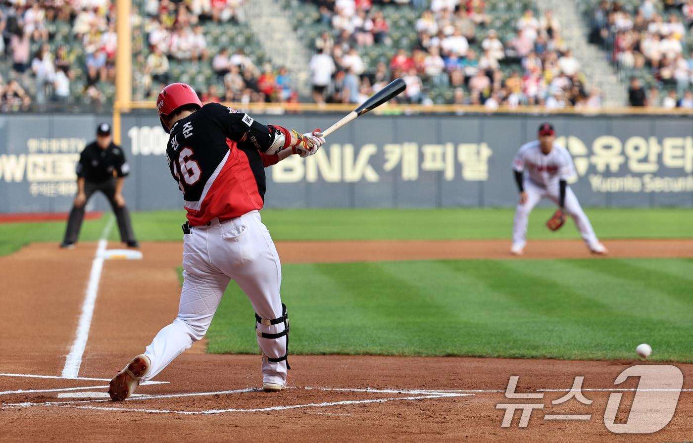 11일 오후 서울 송파구 잠실야구장에서 열린 프로야구 &#39;2024 신한 SOL 뱅크 KBO리그&#39; KIA타이거즈와 LG트윈스의 경기에서 KIA의 1회초 무사 2루 상황때 최원준이 안타를 치고 있다. 2024.7.11/뉴스1 ⓒ News1 구윤성 기자