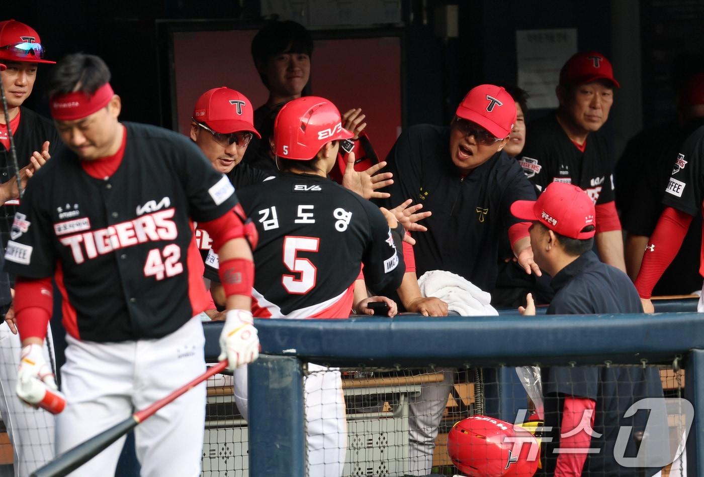 11일 오후 서울 송파구 잠실야구장에서 열린 프로야구 &#39;2024 신한 SOL 뱅크 KBO리그&#39; KIA타이거즈와 LG트윈스의 경기에서 KIA의 1회초 2사 2루때 김선빈의 적시타때 김도영이 홈인 한 뒤 동료들의 축하를 받고 있다. 2024.7.11/뉴스1 ⓒ News1 구윤성 기자