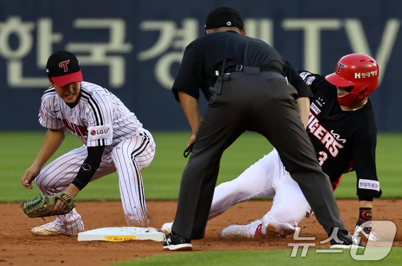 11일 오후 서울 송파구 잠실야구장에서 열린 프로야구 &#39;2024 신한 SOL 뱅크 KBO리그&#39; KIA타이거즈와 LG트윈스의 경기에서 KIA의 4회초 1사 주자 없는 상황때 김선빈이 안타를 친 뒤 2루에 안착하고 있다. 2024.7.11/뉴스1 ⓒ News1 구윤성 기자