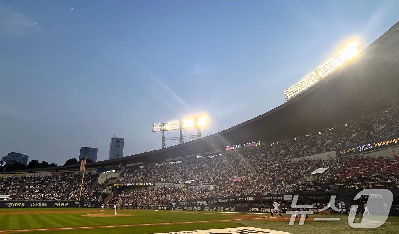 11일 오후 서울 송파구 잠실야구장에서 프로야구 &#39;2024 신한 SOL 뱅크 KBO리그&#39; KIA타이거즈와 LG트윈스의 경기가 펼쳐지고 있다. 이날 잠심구장은 평일임에도 불구하고 전 좌석이 매진됐다. 2024.7.11/뉴스1 ⓒ News1 구윤성 기자