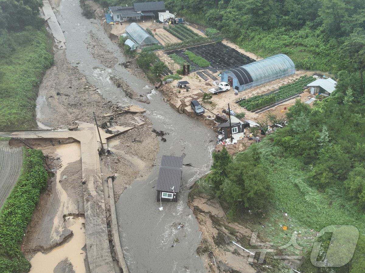 충북 영동군 심천면 법곡저수지 붕괴로 큰 수해를 입은 마을 현장 &#40;영동군 제공&#41; /뉴스1 