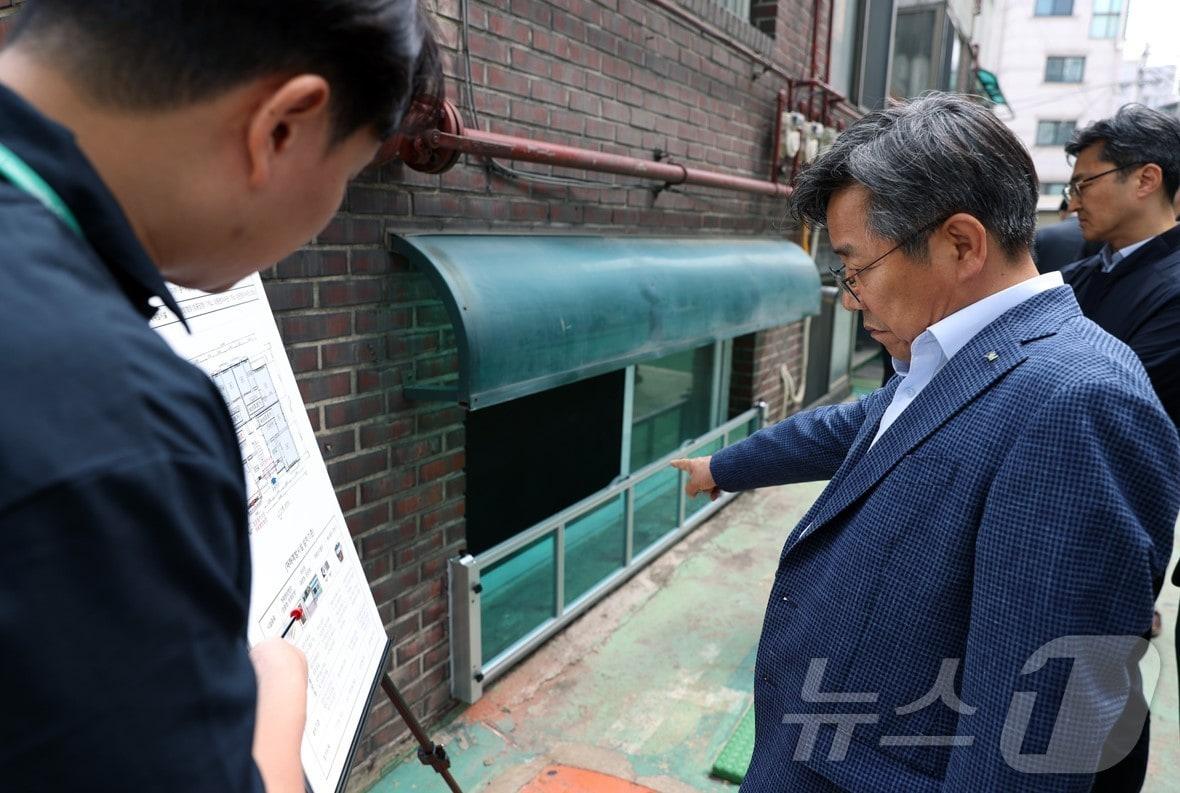 반지하 세대를 방문해 재해예방시설을 점검하는 김헌동 SH공사 사장의 모습. SH공사 제공.