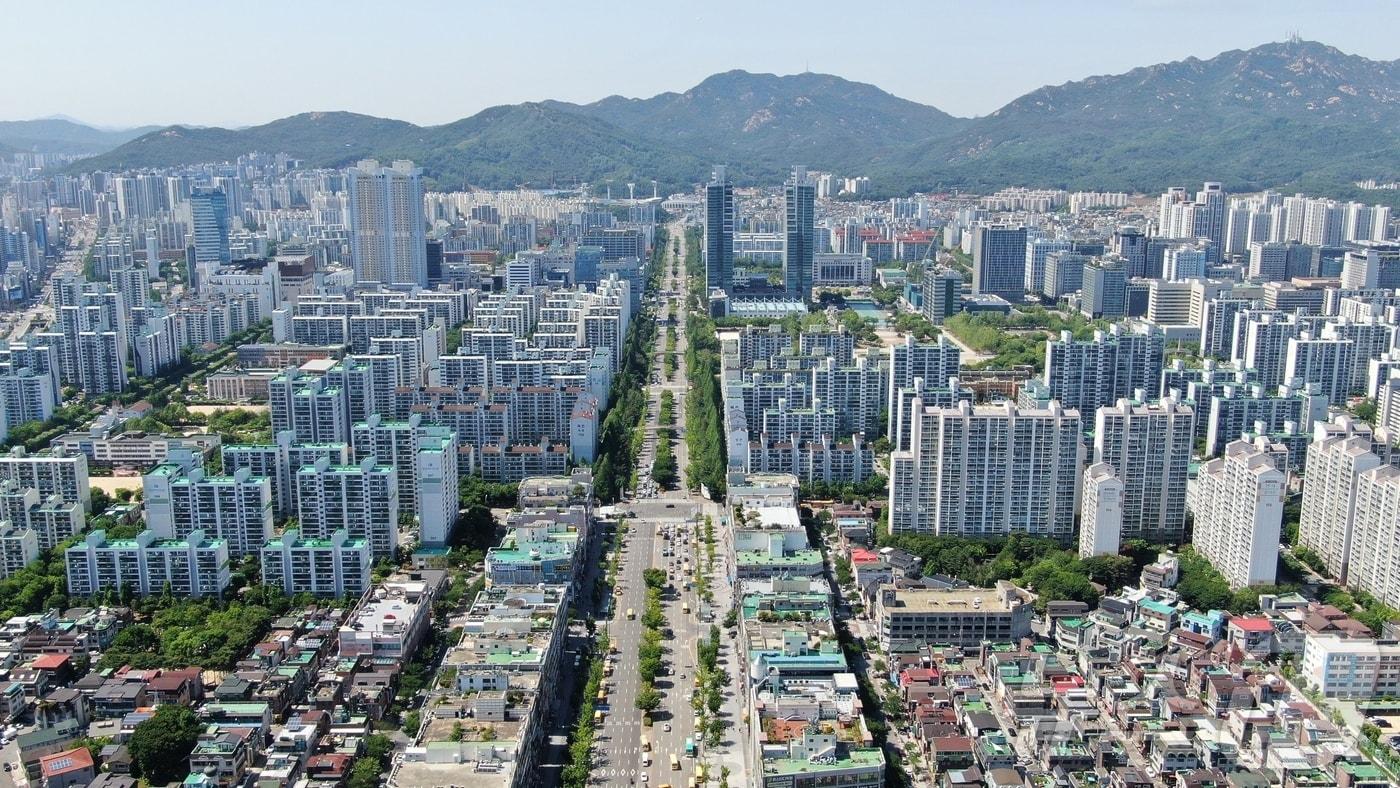 경기 안양시가 ‘1기 신도시 선도 예정지구’인 비산동 등 동안구 일대 2.11㎢를 토지거래허가구역으로 지정했다. 사진은 평촌신도시 전경.&#40;안양시 제공&#41;/