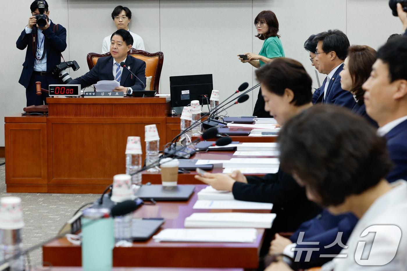 12일 오전 서울 여의도 국회에서 열린 교육위원회 전체회의에서 김영호 위원장이 업무보고 및 현안질의를 위한 개의를 선언하고 있다. 2024.7.12/뉴스1 ⓒ News1 안은나 기자