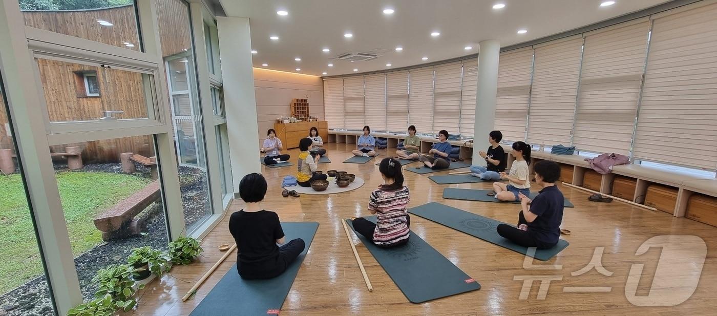 용인산림센터가 진행한 ‘숲과 함께, 힐링 싱잉볼’ 프로그램 참가자들 모습.&#40;용인시 제공&#41;