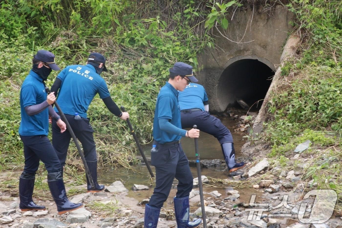 전북경찰청 경찰관들이 12일 오전 지난 10일 전북 익산시 금마면의 한 펜션으로 동아리 엠티&#40;MT&#41;를 왔다가 폭우로 실종된 대학생을 수색하고 있다. &#40;전북경찰청 제공&#41; 2024.7.12/뉴스1