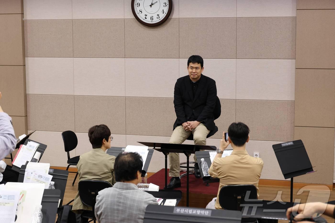 지난 10일 홍석원 예술감독이 기자회견을 진행하고 있다.&#40;부산시립교향악단 제공&#41;