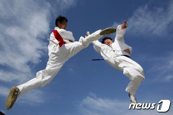  전통무예 택견을 아시안게임 정식 종목으로 추진해야 한다는 학계 의견이 나왔다. 사진은 택견 대련.&#40;자료사진&#41;2024.7.13/뉴스1