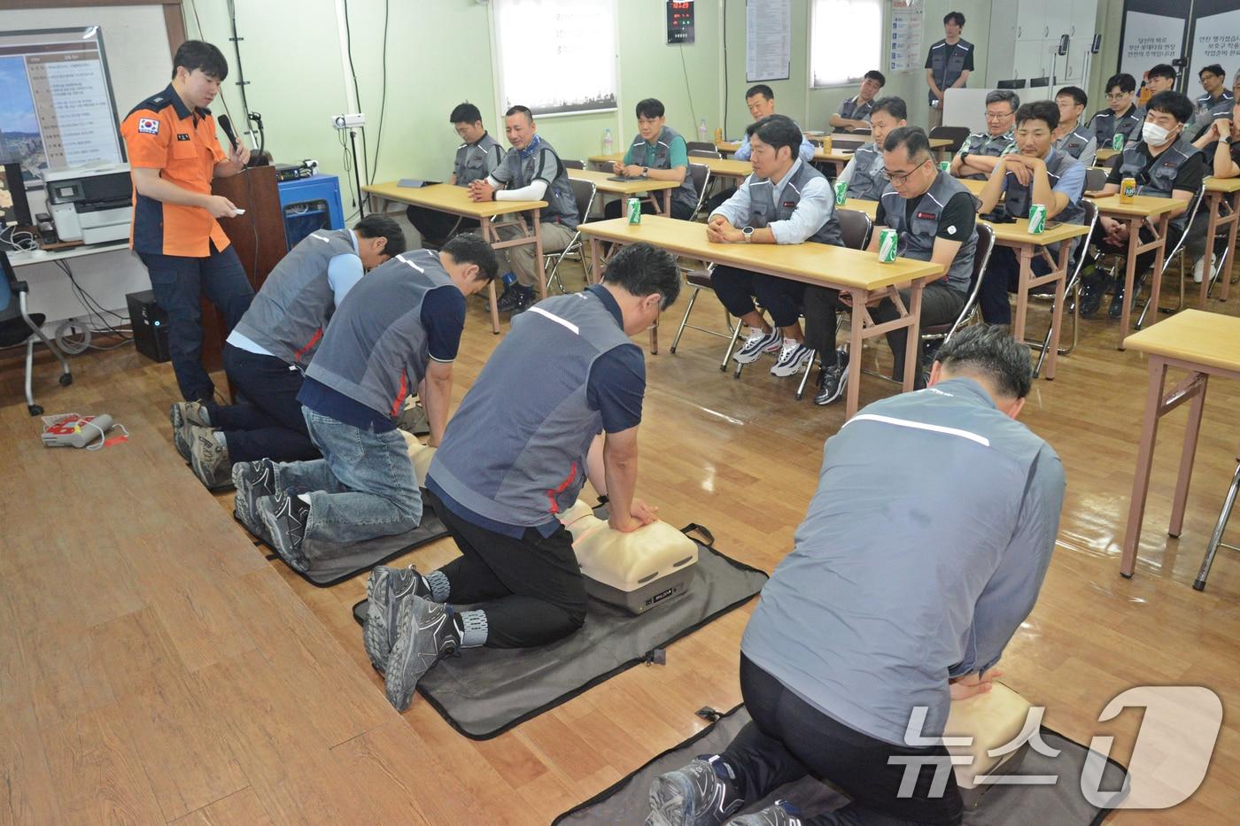 롯데백화점은 부산롯데타워 공사 현장 임직원들이 11일 부산 중부소방서와 협력해 심폐소생술 교육을 받는 모습. ⓒ News1 윤일지 기자