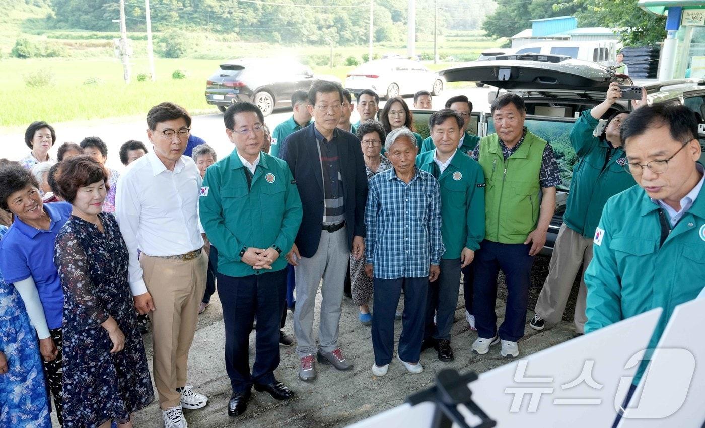 김영록 전라남도지사가 12일 여름 장마를 앞두고 보성군 겸백면 은덕리 덕음마을 산사태 취약지를 방문, 관리실태를 점검하고 비상상황 발생시 인명피해가 발생하지 않도록 체계적인 대응태세 구축을 당부하는 등 주민들을 격려하고 있다.&#40;전남도 제공&#41; 2024.7.12/뉴스1 