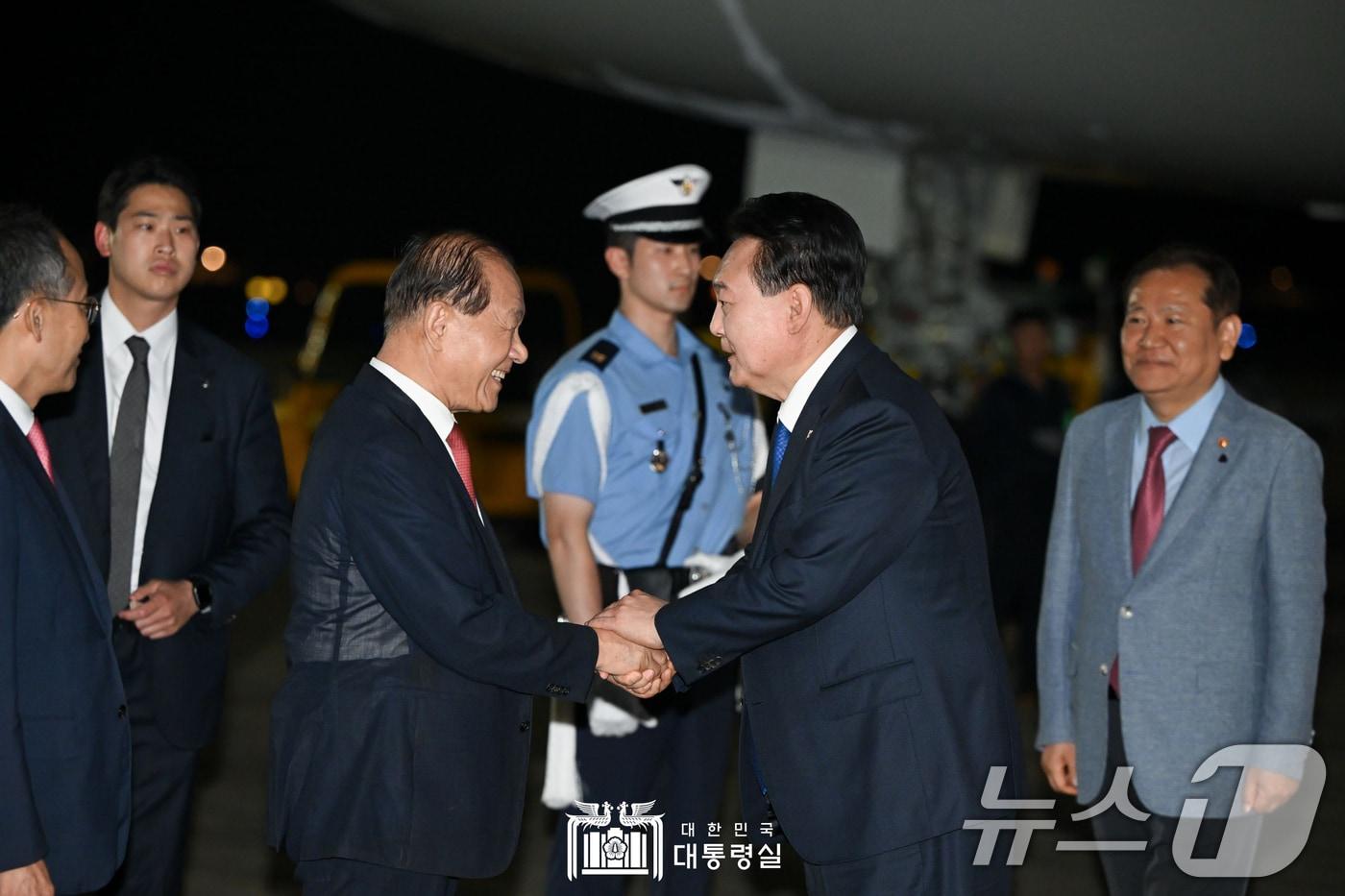 윤석열 대통령이 미국 워싱턴DC에서 열린 북대서양조약기구&#40;NATO·나토&#41; 75주년 정상회의 참석 일정을 마치고 12일 오후 경기 성남 서울공항을 통해 귀국, 마중 나온 황우여 국민의힘 비상대책위원장과 인사하고 있다. &#40;대통령실 홈페이지&#41; 2024.7.13/뉴스1 ⓒ News1 송원영 기자