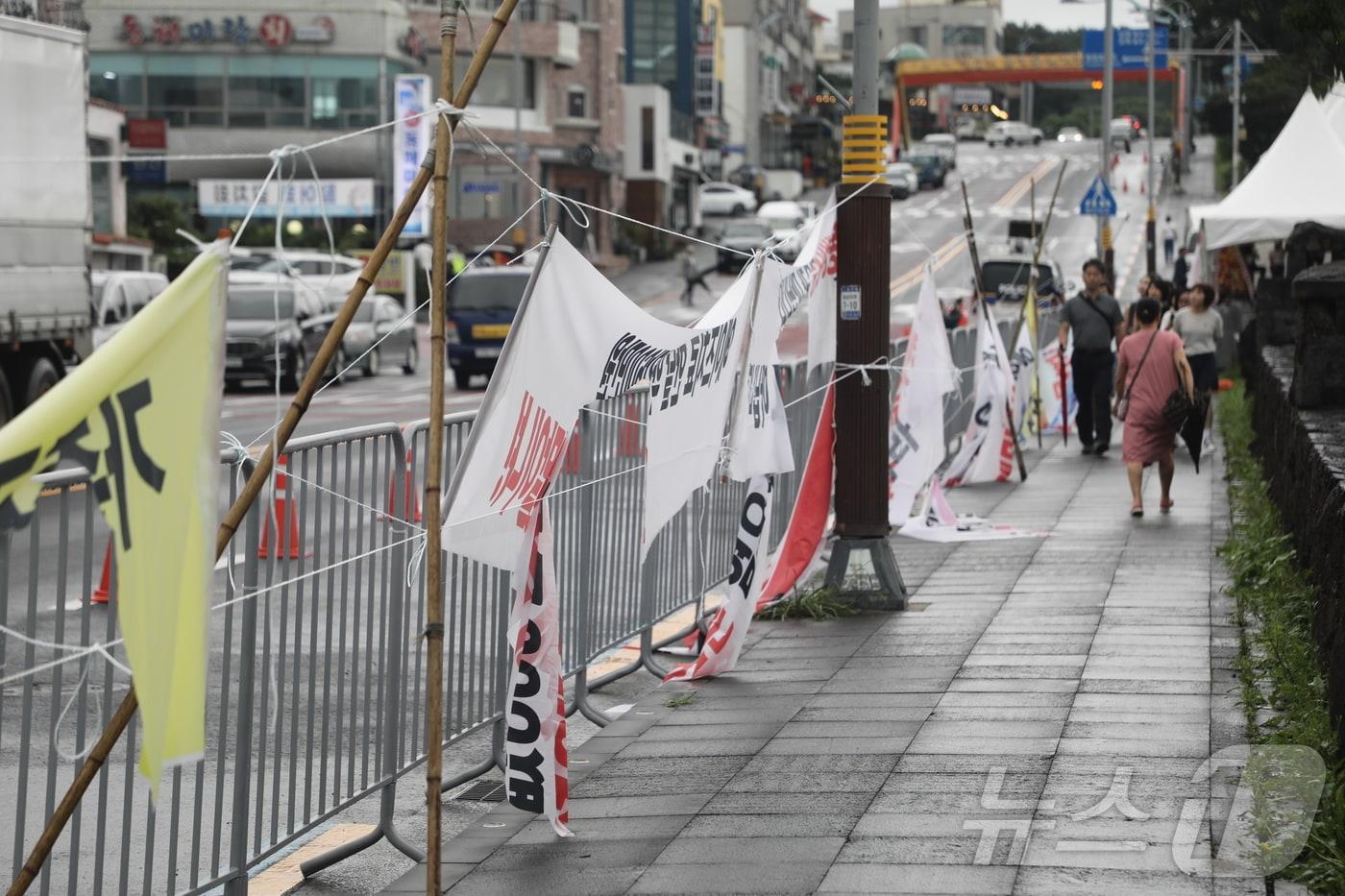 13일 동성애를 반대하는 &#39;거룩한 방파제 도민연대&#39;가 제주 서귀포시 자구리공원 인근에 설치한 설치한 현수막을 20대 여성이 훼손하는 사건이 발생했다.  2024.7.13/뉴스1 ⓒ News1 강승남 기자