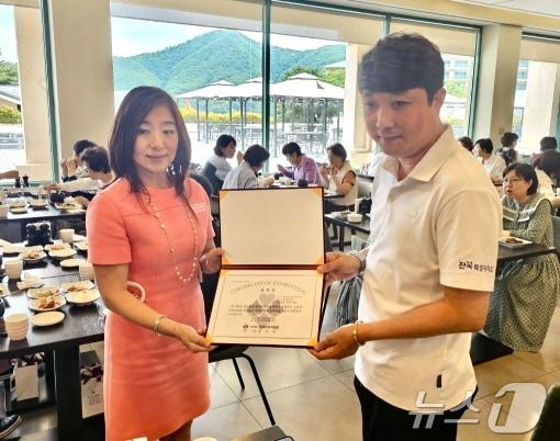 한국브리지협회 김혜영 부회장&#40;왼쪽&#41;이 전북특별자치도브리지협회 권승일 선수에게 자격증을 수여하고 있다.&#40;전북브리지협회 제공&#41;&#39;뉴스1