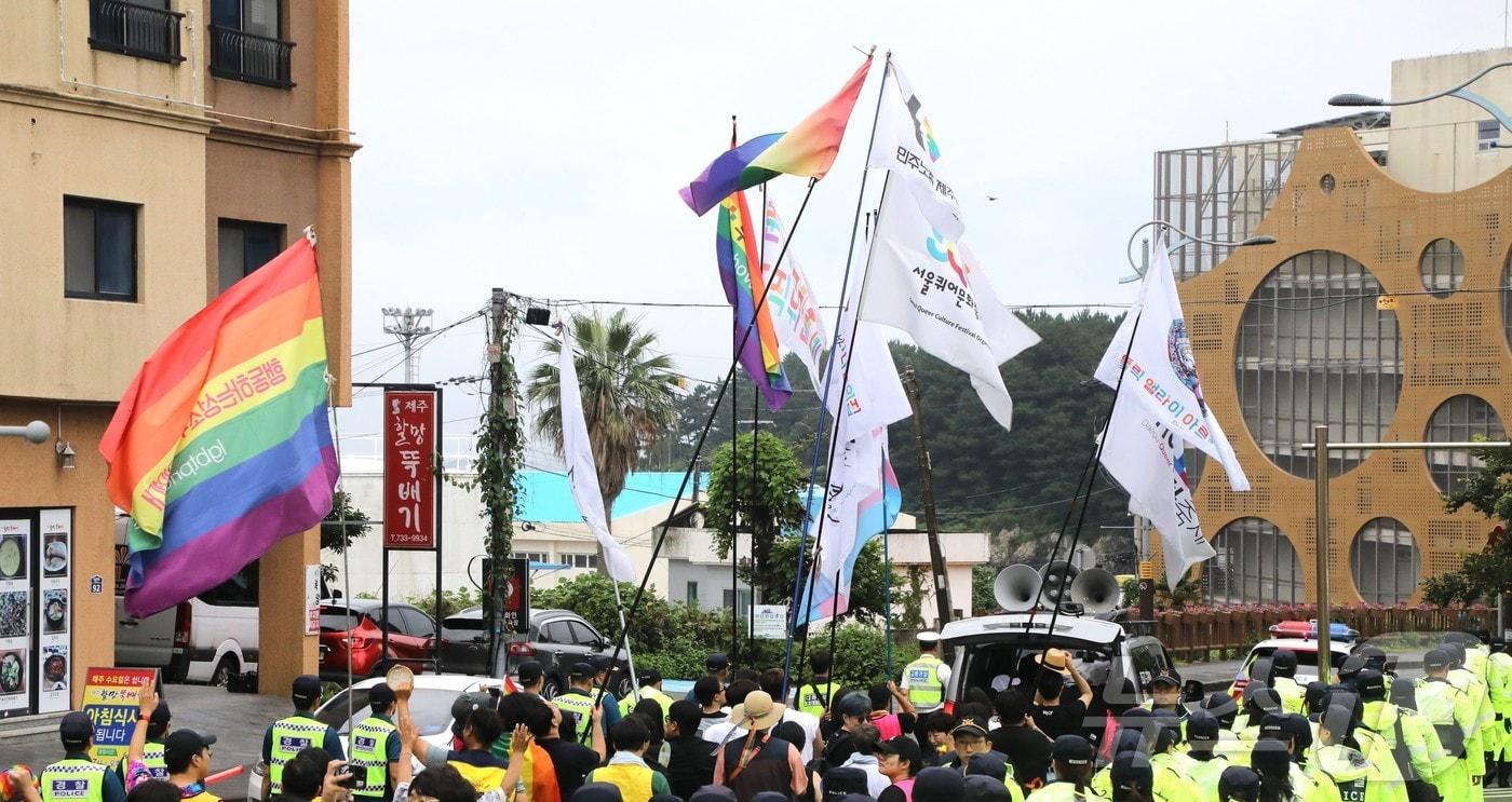 13일 제주 서귀포시 자구리공원에서 열린 제5회 퀴어프라이드 행사&#40;옛 제주퀴어문화축제&#41;에서 참가자들이 경찰의 안전한 경비 속에 거리 행진을 하고 있다. 2024.7.13/뉴스1 ⓒ News1 강승남 기자