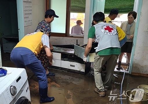 충남지역 자원봉사자들이 지난 8~10일 쏟아진 집중호우로 침수된 세대를 찾아 복구활동을 돕고 있다. &#40;충남자원봉사센터 제공&#41; /뉴스1