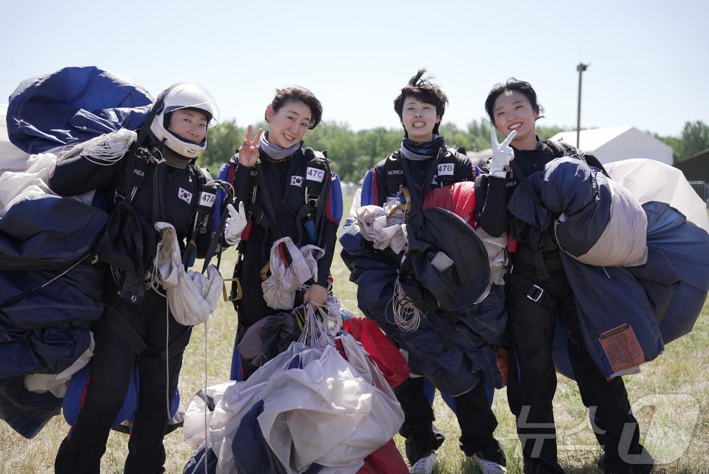 14일 특전사 여군팀이 상호활동 강하를 완료한 후, 기념사진을 촬영하고 있다. &#40;육군 제공&#41;