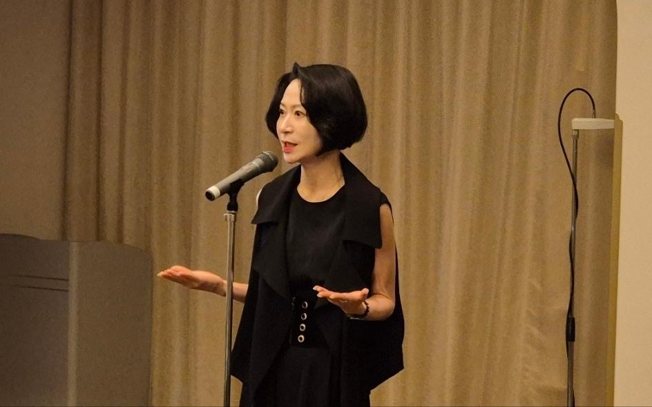 장혜선 롯데장학재단 이사장이 11일 일본 교토 리가로얄 교토 호텔에서 열린 독립 유공자 후손 해외역사탐방 발표식에 참석해 발언하고 있다.&#40;롯데장학재단 제공&#41;.