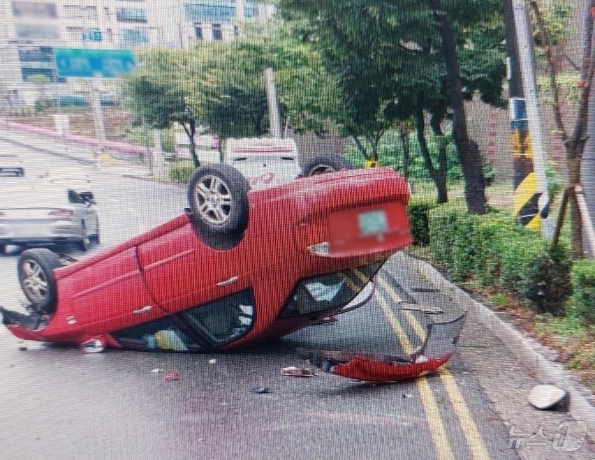 14일 오후 12시께 발생한 울산 중구 차량 전복사고 현장사진.&#40;울산경찰청제공&#41;