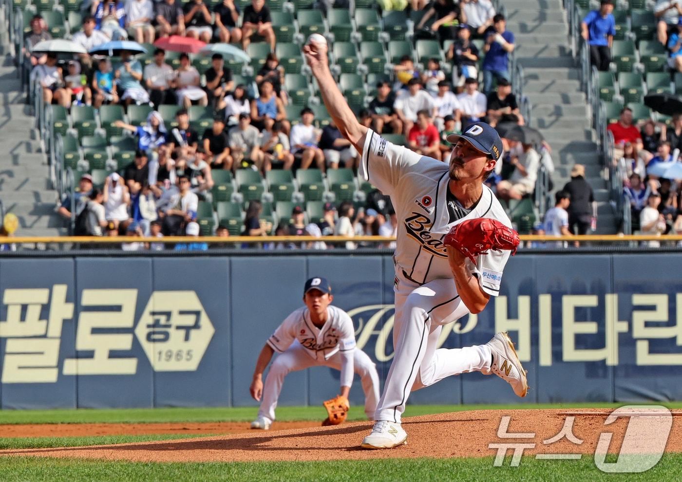 14일 오후 서울 송파구 잠실야구장에서 열린 프로야구 &#39; 2024 신한은행 SOL뱅크 KBO리그&#39; 삼성 라이온즈와 두산 베어스의 경기, 1회초 두산 선발투수 발라조빅이 역투하고 있다. 2024.7.14/뉴스1 ⓒ News1 장수영 기자