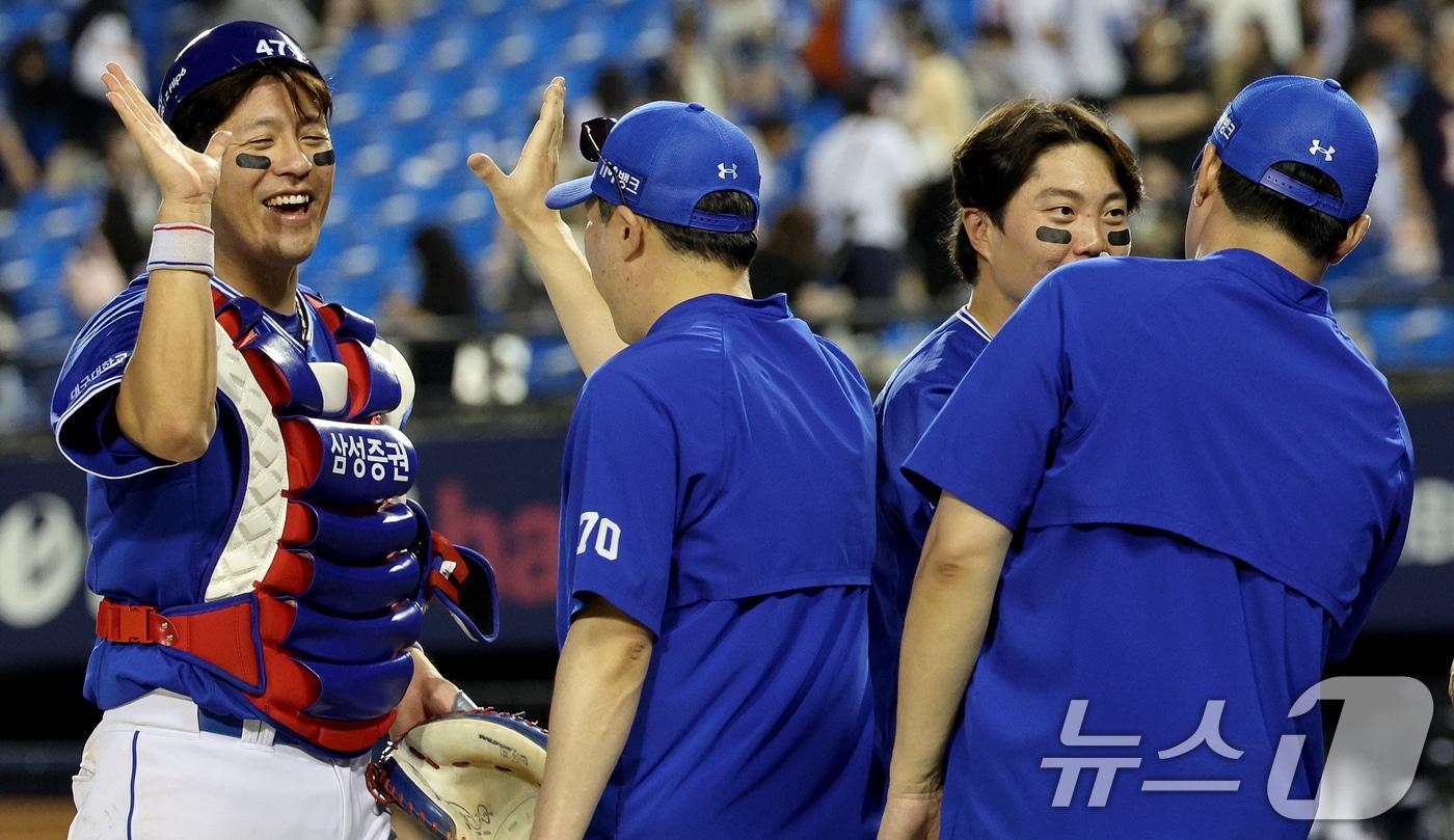 14일 오후 서울 송파구 잠실야구장에서 열린 프로야구 &#39; 2024 신한은행 SOL뱅크 KBO리그&#39; 삼성 라이온즈와 두산 베어스의 경기에서 6대 2로 승리한 삼성 강민호가 박진만 감독과 하이파이브 하고 있다. 2024.7.14/뉴스1 ⓒ News1 장수영 기자