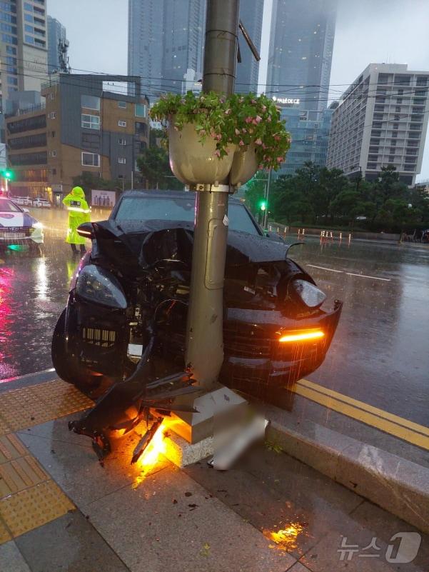 14일 오전 4시35분쯤 고급 스포츠유틸리티 차량&#40;SUV&#41;이 해운대해수욕장 앞 왕복 6차선 도로 인근 가로등을 들이받고 멈춰 서 있다.2024.7.14.&#40;부산경찰청 제공&#41;