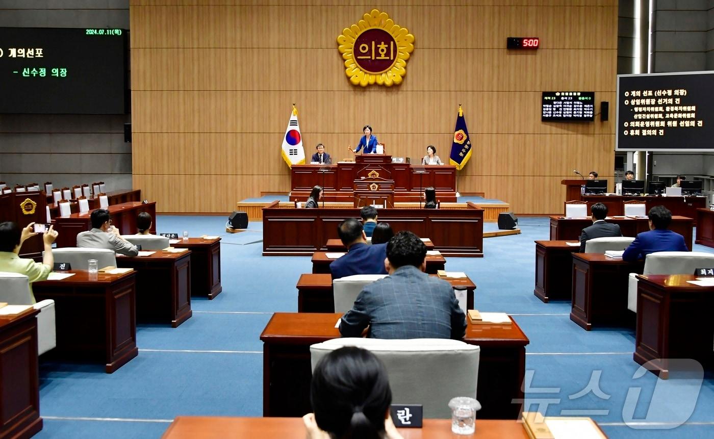 신수정 광주시의회 후반기 의장이 지난 11일 시의회 본회의장에서 상임위원장 선거를 위한 임시회 본회의를 개의하고 있다.&#40;광주시의회 제공&#41;/뉴스1 