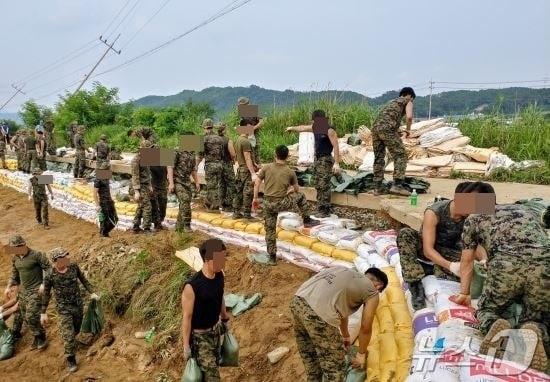  폭우를 대비해 모래주머니로 축대를 쌓고 있는 장병들. &#40;육대전 갈무리&#41; &#40;사진은 기사 내용과 무관함&#41; / 뉴스1 ⓒ News1