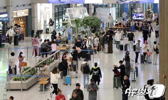 관세청이 3주간 휴대품 집중단속을 실시한다. 인천국제공항 입국장 모습. /뉴스1 김진환 기자