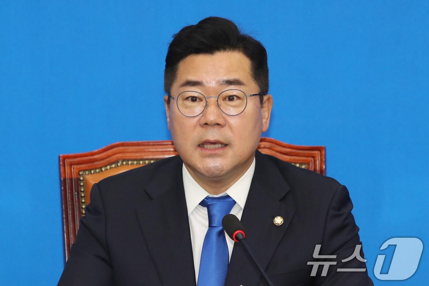 박찬대 더불어민주당 대표 직무대행 겸 원내대표가 15일 오전 서울 여의도 국회에서 열린 최고위원회의에서 모두발언을 하고 있다. 2024.7.15/뉴스1 ⓒ News1 이광호 기자