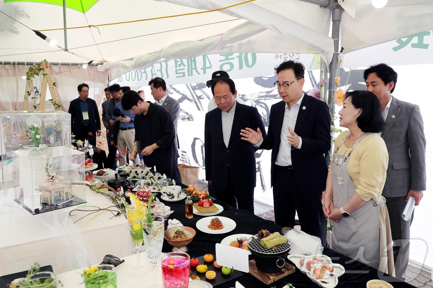 하동야생차문화축제 내에 마련된 먹거리 부스.&#40;하동군 제공&#41;