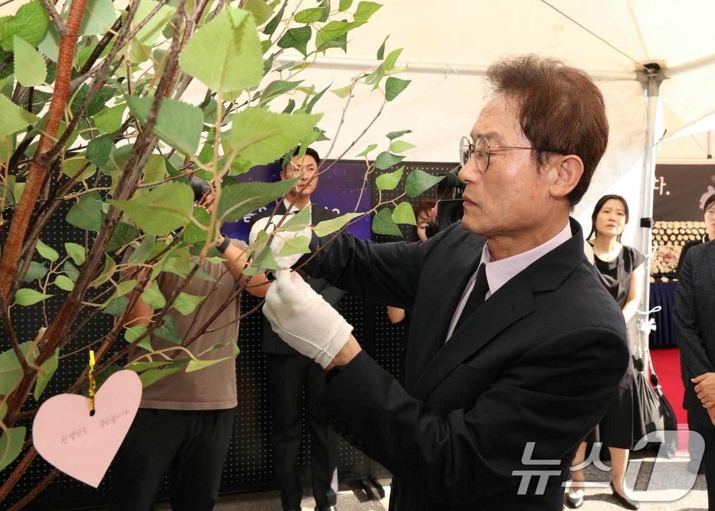 조희연 서울시교육감이 15일 서울 종로구 서울시교육청에 마련된 서이초 교사 사망 1주기 추모 공간에서 추모 메시지를 걸고 있다. &#40;서울시교육청 제공&#41; 2024.7.15/뉴스1