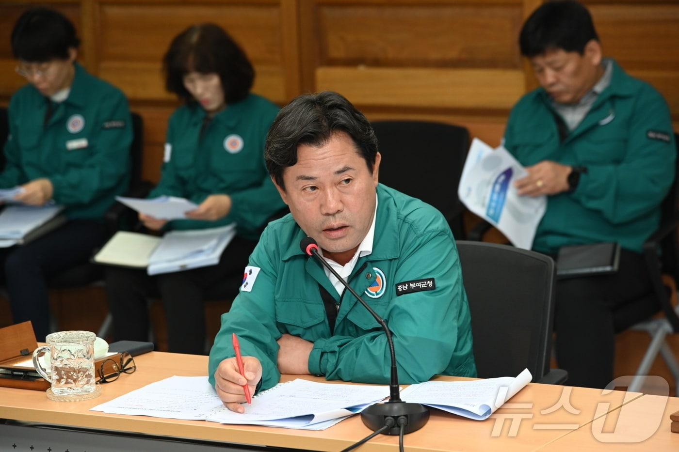 박정현 충남 부여군수가 15일 군청 서동브리핑실에서 ‘재난안전 대처상황보고회’를 주재하고 있다. &#40;부여군 제공&#41; /뉴스1