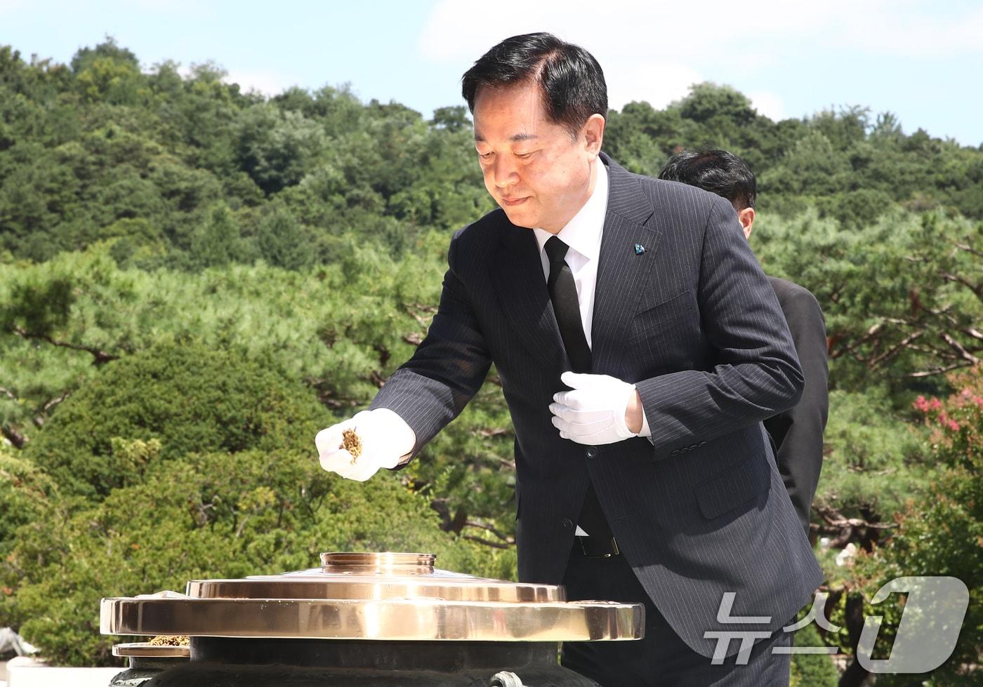 김두관 더불어민주당 당대표 후보가 15일 오전 서울 동작구 국립서울현충원을 찾아 현충탑에 분향하고 있다. 2024.7.15/뉴스1 ⓒ News1 이광호 기자