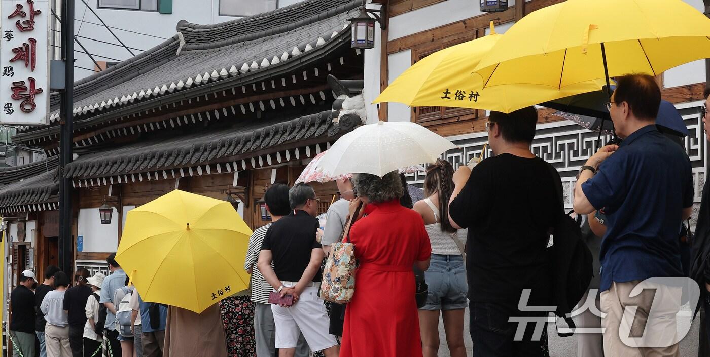 초복인 15일 서울 종로구의 한 삼계탕 전문점을 찾은 시민들이 줄을 지어 입장 순서를 기다리고 있다. 2024.7.15/뉴스1 ⓒ News1 김성진 기자