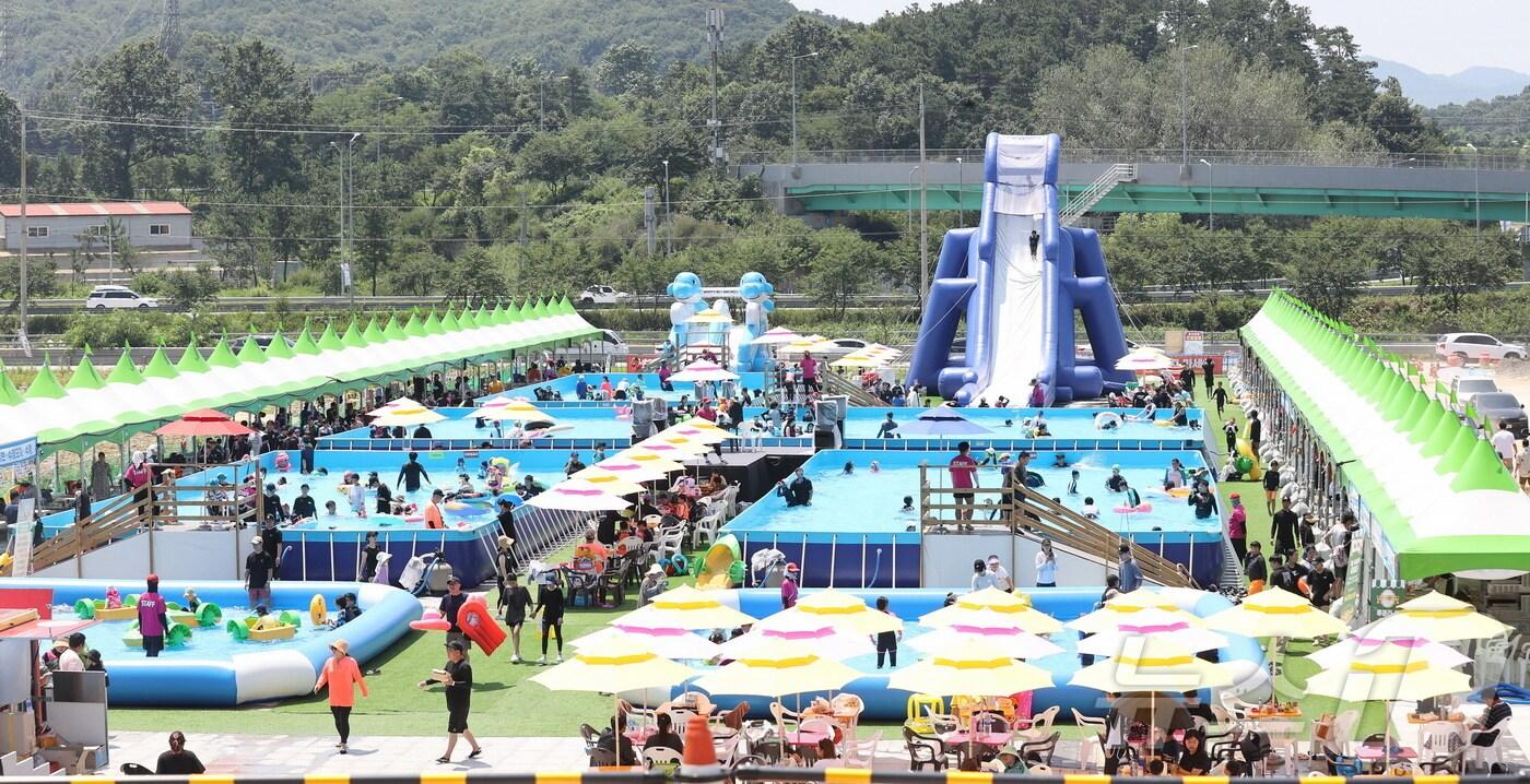 전북자치도 임실군이 대표적인 여름축제인 ‘아쿠아페스티벌’ 개막을 앞두고 손님맞이 준비에 한창이다. 시잔은 지난해 축제.&#40;임실군제공&#41;2024.7.15/뉴스1