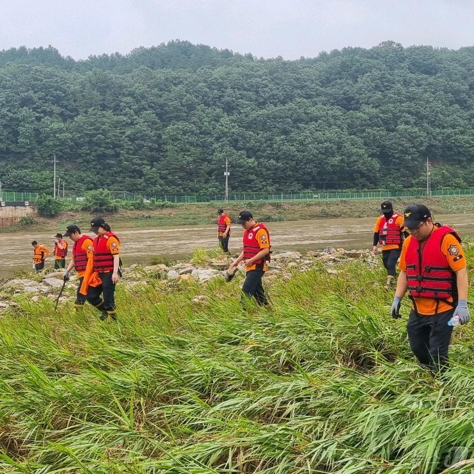 충북 영동군에서 저수지 둑이 무너지면서 급류에 휩쓸려 실종된 70대 남성을 찾기 위한 수색 작업이 엿새째 이어지고 있다. &#40;영동소방서 제공&#41; /뉴스1