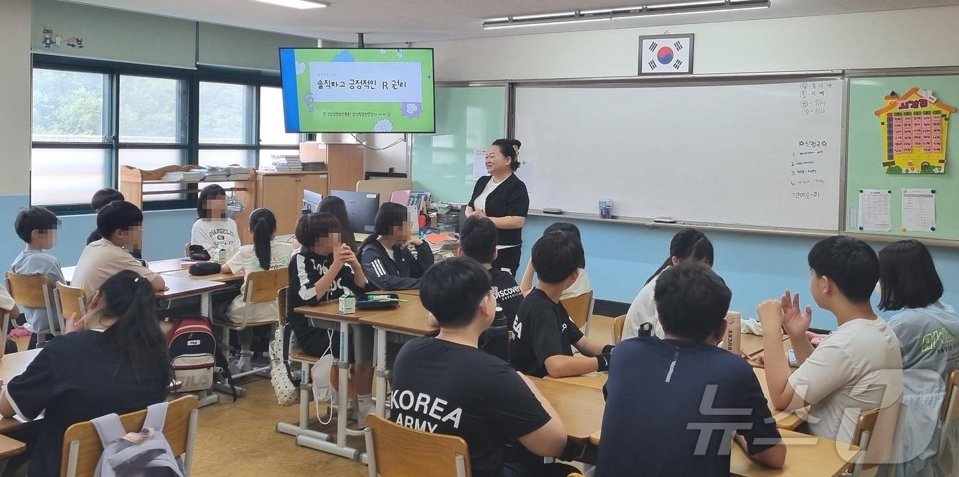 계룡 신도초서 진행된 ‘찾아가는 양성평등 교육’ 모습. &#40;계룡시 제공&#41; /뉴스1