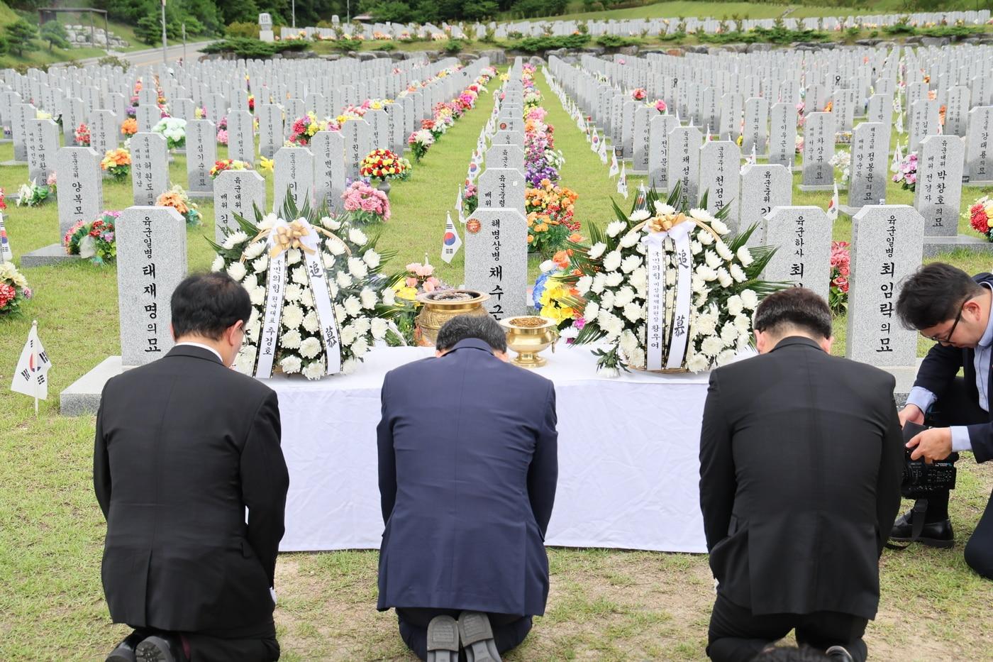 추경호 원내대표를 비롯한 국민의힘 지도부는 15일 국립대전현충원을 찾아 故 채수근 상병 묘소를 참배하고 있다&#40;국민의힘 제공&#41; ⓒ 뉴스1