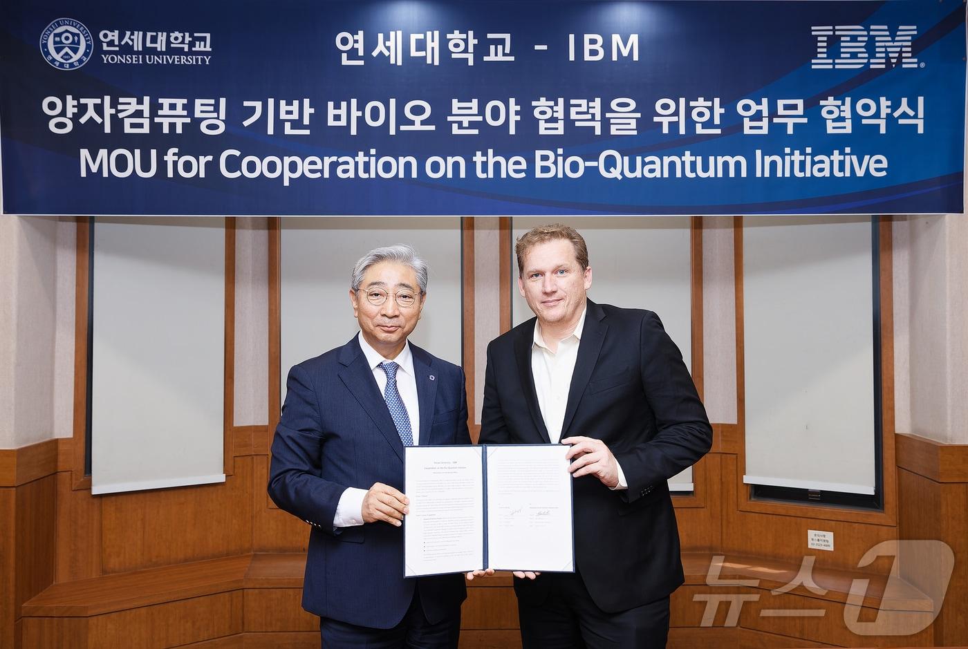  윤동섭 연세대 총장과 제이 감베타&#40;Jay Gambetta&#41; IBM 펠로우 겸 부사장&#40;IBM Quantum&#41;. &#40;연세대 제공&#41;