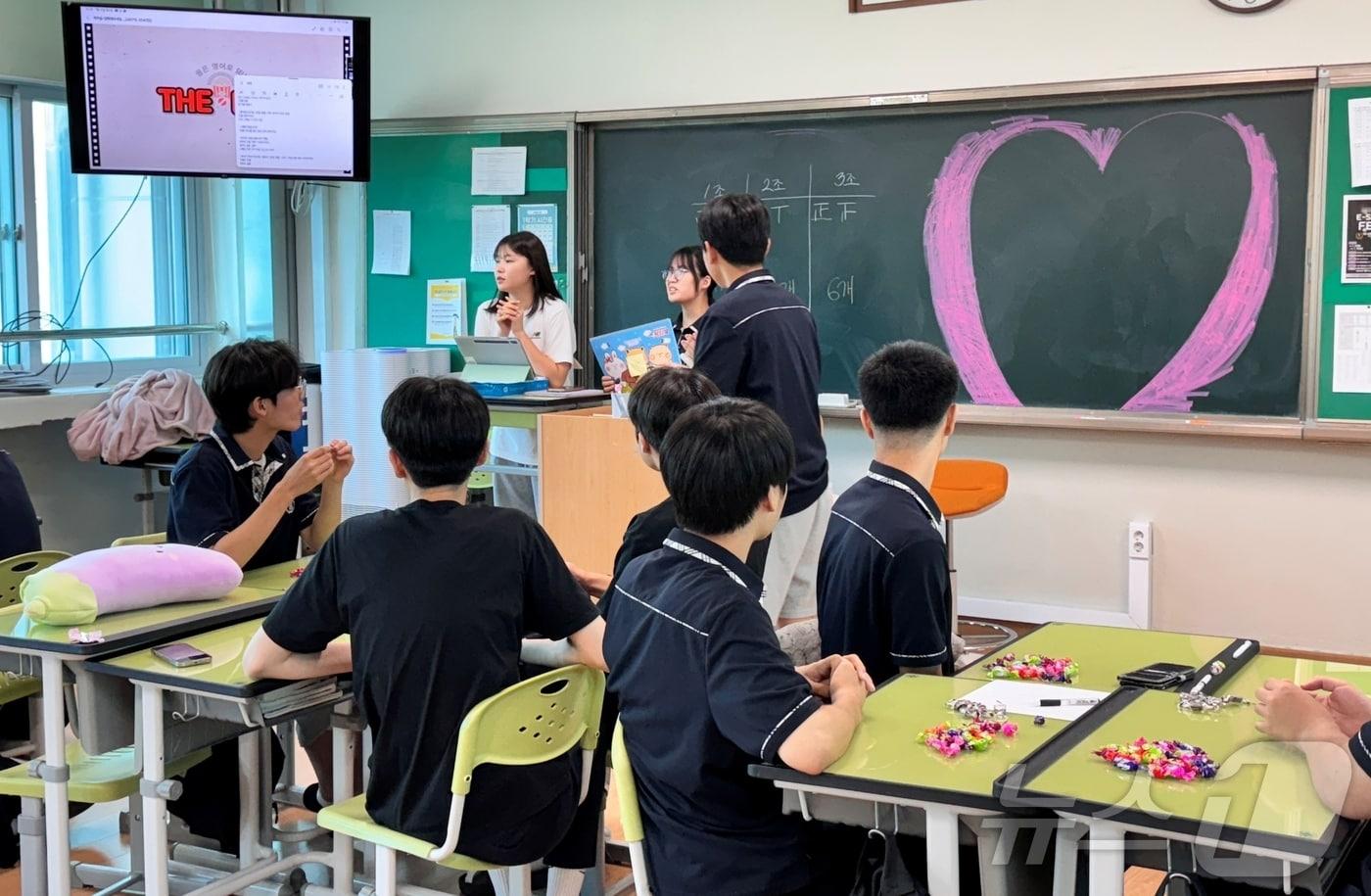 충북 영동고등학교는 15일과 16일 이틀간 수업 시간에 탐구한 내용을 전시하고 발표하는 교과 축제의 장 &#39;교과데이&#39;를 운영한다.&#40;충북교육청 제공&#41;/뉴스1