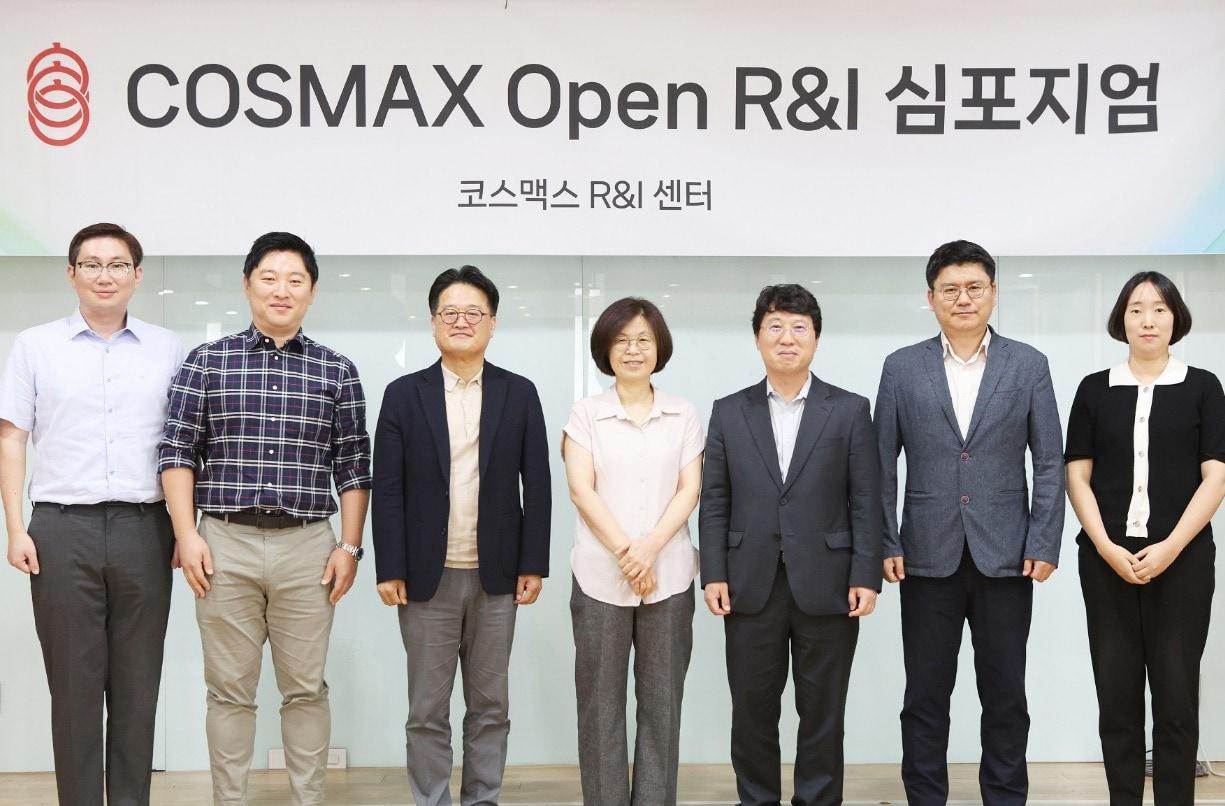 지난 5일 경기도 성남시 코스맥스 R&I센터에서 열린 ‘코스맥스 R&I 심포지엄’에서 주요 참석자들이 기념촬영을 하고 있다. &#40;왼쪽부터&#41; 이효민 포항공대 교수, 이영복 한양대 교수, 김진웅 성균관대 교수, 김경숙 경희대 교수, 박천호 코스맥스 R&I센터 유닛장, 이준배 코스맥스 기반기술연구랩장, 장지희 코스맥스 기반기술연구랩 팀장. &#40;코스맥스 제공&#41;