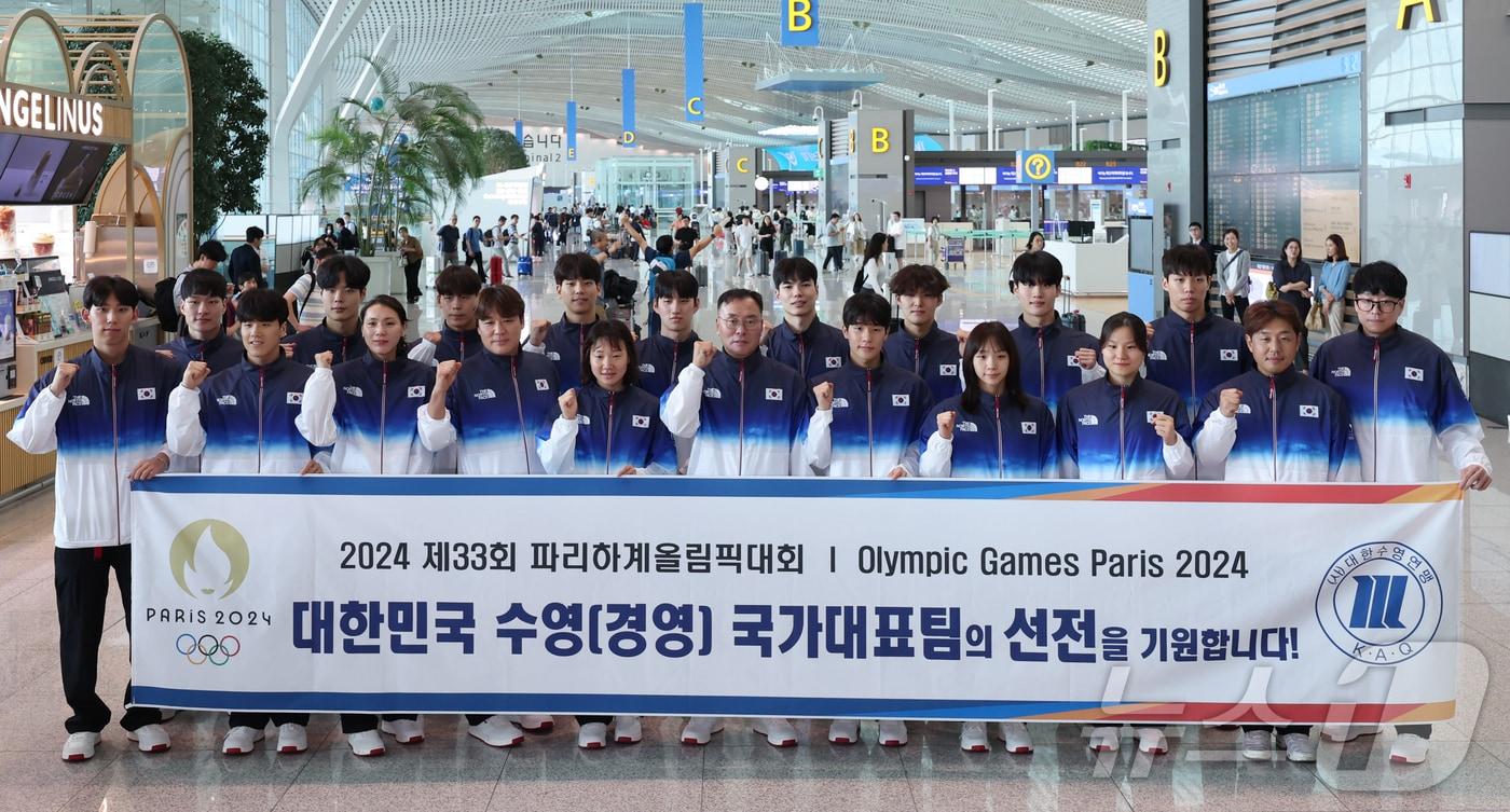 2024 파리 올림픽에 출전하는 수영 국가대표팀 선수들이 16일 오전 인천국제공항 제2여객터미널에서 출국에 앞서 기념 촬영하고 있다. 2024.7.16/뉴스1 ⓒ News1 김도우 기자